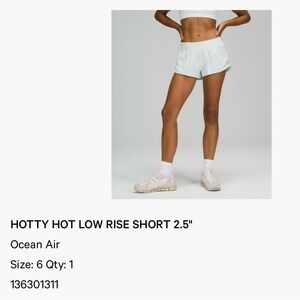 Lululemon Athletica hotty hot low rise shorts size 6, 2.5 inseam